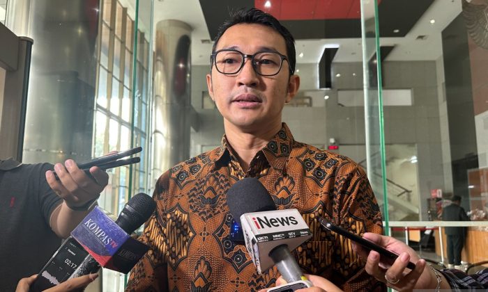 KPK periksa pejabat Bulog dalami pembentukan harga beras bansos