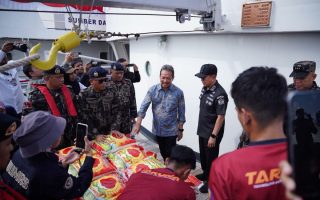 Kapal pengawas KKP angkut 50 ton bantuan gempa NTT