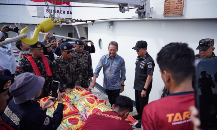 Kapal pengawas KKP angkut 50 ton bantuan gempa NTT