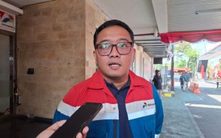 Pertamina mengalihkan suplai BBM Flores, kirim 16 mobil tangki dari Bima