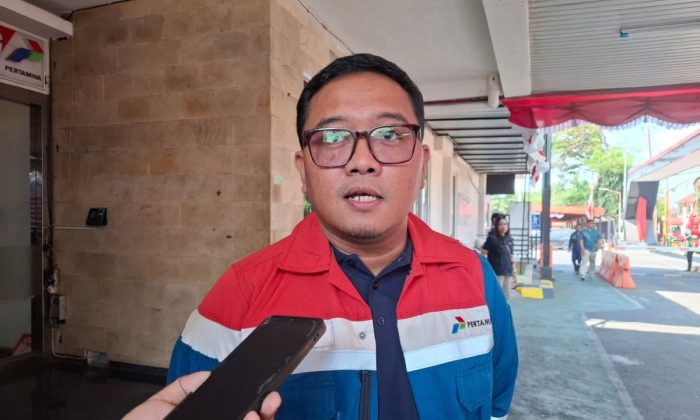 Pertamina mengalihkan suplai BBM Flores, kirim 16 mobil tangki dari Bima