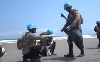 Calon Kontingen Garuda Bhayangkara gelar aksi "Clean Up" di Parangtritis