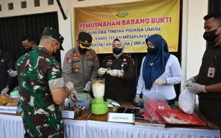 Kejari Kulon Progo musnahkan barang bukti narkoba-bening lobster
