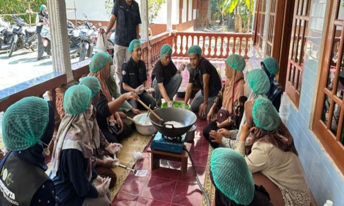 Mahasiswa UMY dampingi warga Panjatan olah kelapa jadi minyak goreng