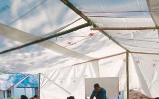 PMI bangun tenda darurat agar siswa NTT bisa tetap belajar usai gempa