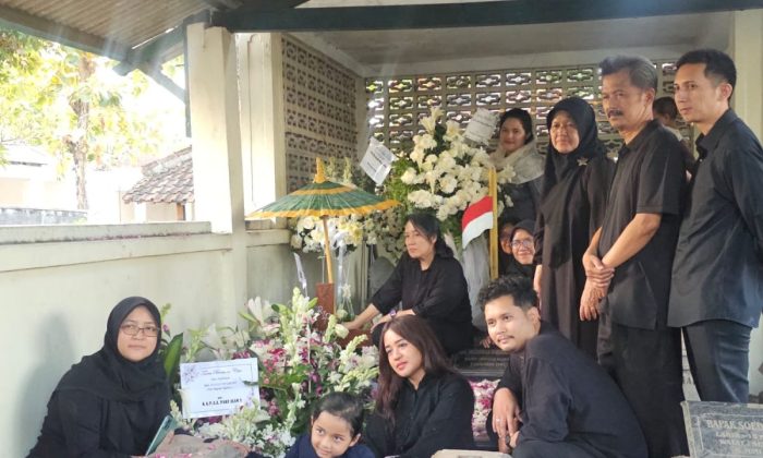 Keluarga dan sahabat antar Den Baguse Ngarso ke peristirahatan terakhir