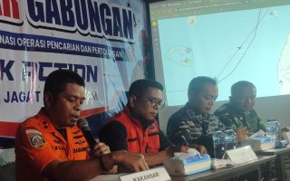 SAR temukan jaket pelampung dan terpal saat pencarian di Selat Sunda