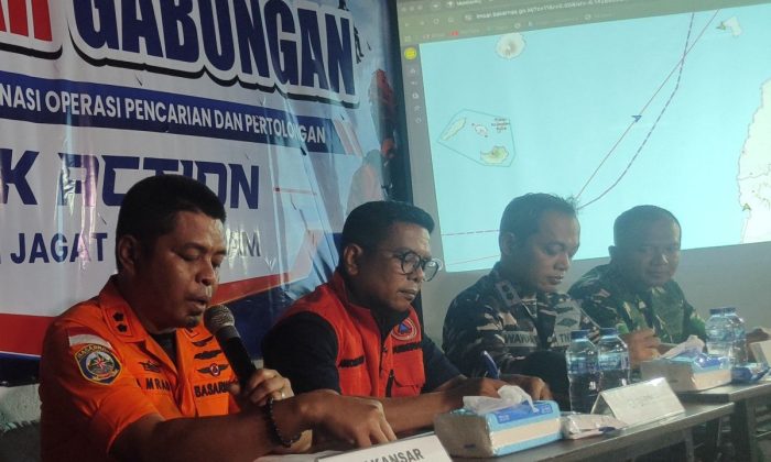 SAR temukan jaket pelampung dan terpal saat pencarian di Selat Sunda