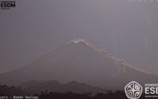 Gunung Merapi luncurkan awan panas sejauh 2 km arah Kali Boyong