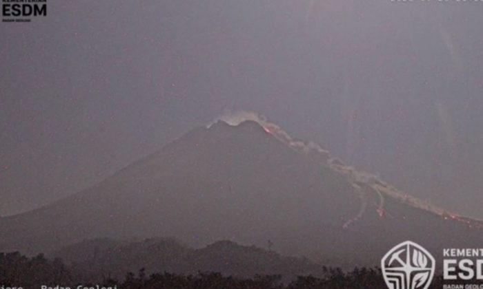 Gunung Merapi luncurkan awan panas sejauh 2 km arah Kali Boyong