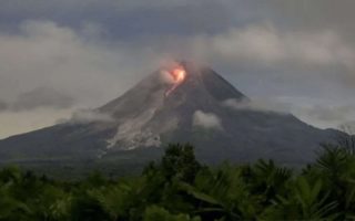 Malam-malam Gunung Merapi Luncurkan Awan Panas Sejauh 2 Kilometer