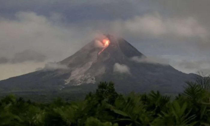 Malam-malam Gunung Merapi Luncurkan Awan Panas Sejauh 2 Kilometer