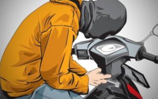 Detik-detik Maling Motor di Margonda Depok Kepergok, Berakhir Ditelanjangi Warga