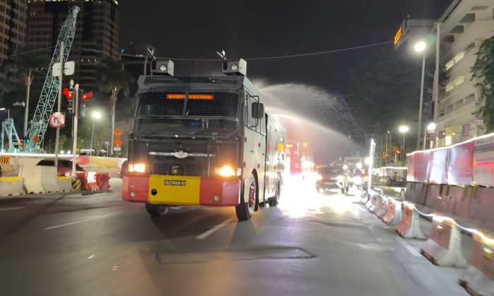 Abu Vulkanik Anak Krakatau Hingga Jakarta, Brimob Semprot Jalan dari Bundaran HI Sampai Bekasi