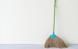 Jangan Asal Taruh Sapu! 3 Tempat Ini Dipercaya Bisa Bikin Rezeki Seret