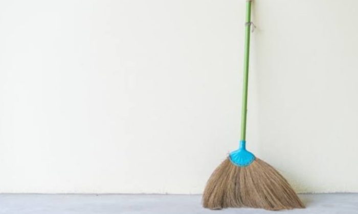 Jangan Asal Taruh Sapu! 3 Tempat Ini Dipercaya Bisa Bikin Rezeki Seret