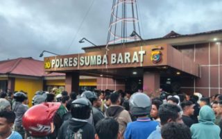 Kericuhan Pecah di Sumba Barat, TNI Turun Tangan Setelah Mapolres Diserang