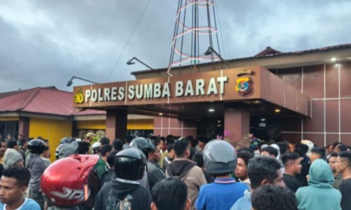 Kericuhan Pecah di Sumba Barat, TNI Turun Tangan Setelah Mapolres Diserang