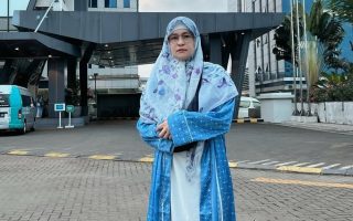 Masih Ingat Mita The Virgin? Kini Berangkat Umrah dan Tampil Berhijab