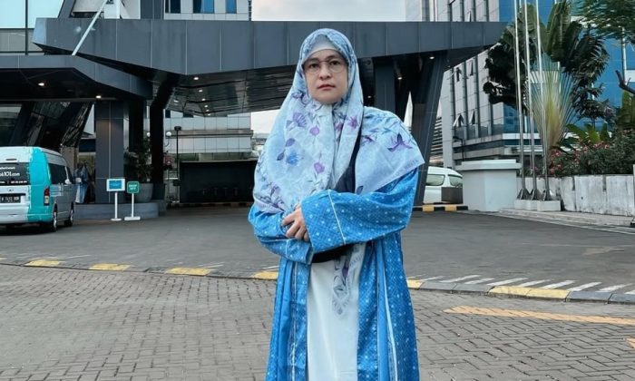 Masih Ingat Mita The Virgin? Kini Berangkat Umrah dan Tampil Berhijab