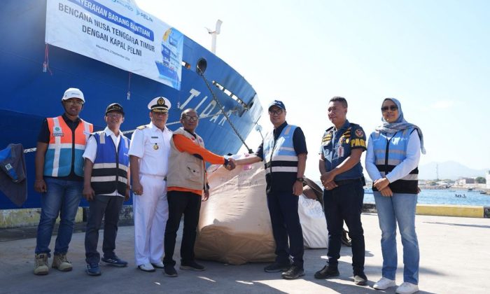 Pelni serahkan 29 ton bantuan gempa NTT yang diangkut dari Jakarta