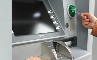 Diduga Ambil Rp4,5 Juta di ATM Temannya, Istri Polisi di Surabaya Malah Tuding Orang Lain! CCTV Ungkap Fakta Tak Terduga