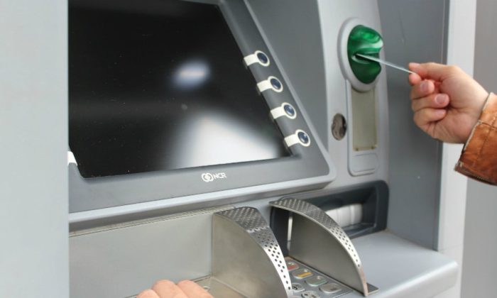 Diduga Ambil Rp4,5 Juta di ATM Temannya, Istri Polisi di Surabaya Malah Tuding Orang Lain! CCTV Ungkap Fakta Tak Terduga