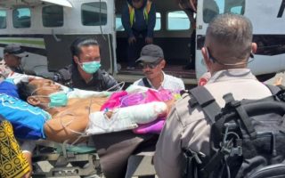 Ngeri! 4 OTK Bawa Samurai Hadang Polisi di Papua, Aipda Agus Dibacok Bertubi-tubi