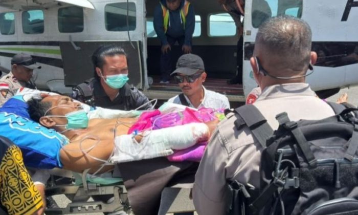 Ngeri! 4 OTK Bawa Samurai Hadang Polisi di Papua, Aipda Agus Dibacok Bertubi-tubi