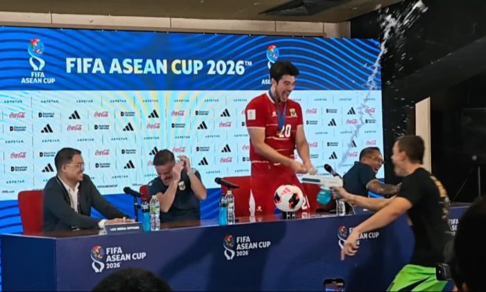 Euforia Juara Berlanjut di Ruang Konferensi Pers, Elkan Baggott dan John Herdman sampai Disiram Air