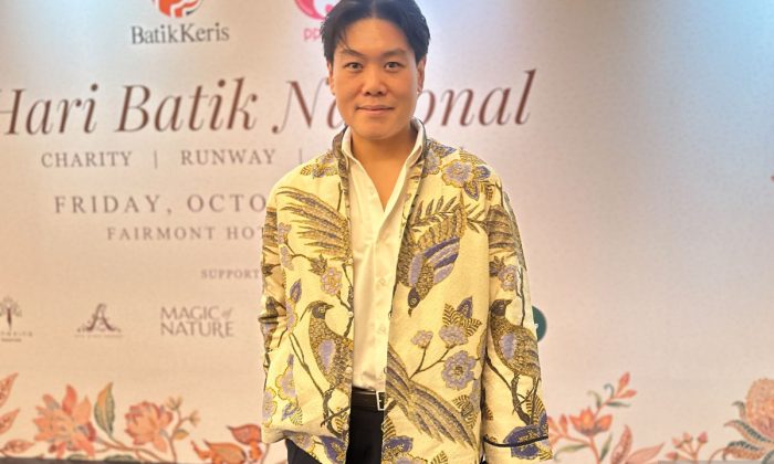 Tips padukan batik agar tak terlihat terlalu formal