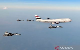 Empat pesawat tempur Sukhoi TNI AU "flypast" di atas Lanud Halim sambut Al-Sisi