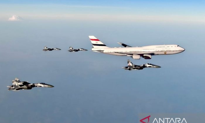 Empat pesawat tempur Sukhoi TNI AU "flypast" di atas Lanud Halim sambut Al-Sisi