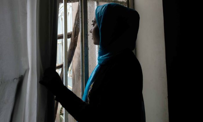 Afghanistan: Women face fresh dress code arrests amid record refugee returns