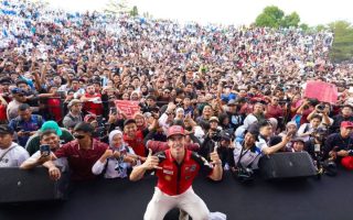 Marc Marquez dan pembalap MotoGP disambut ribuan warga Mataram